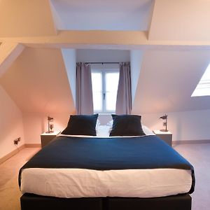 Kleine Kamer met een Queen Size Bed